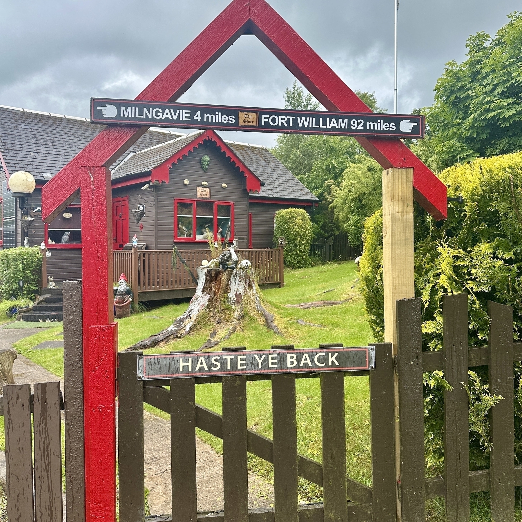 A sign saying Fort William (the end of the route) is 92 miles away. 